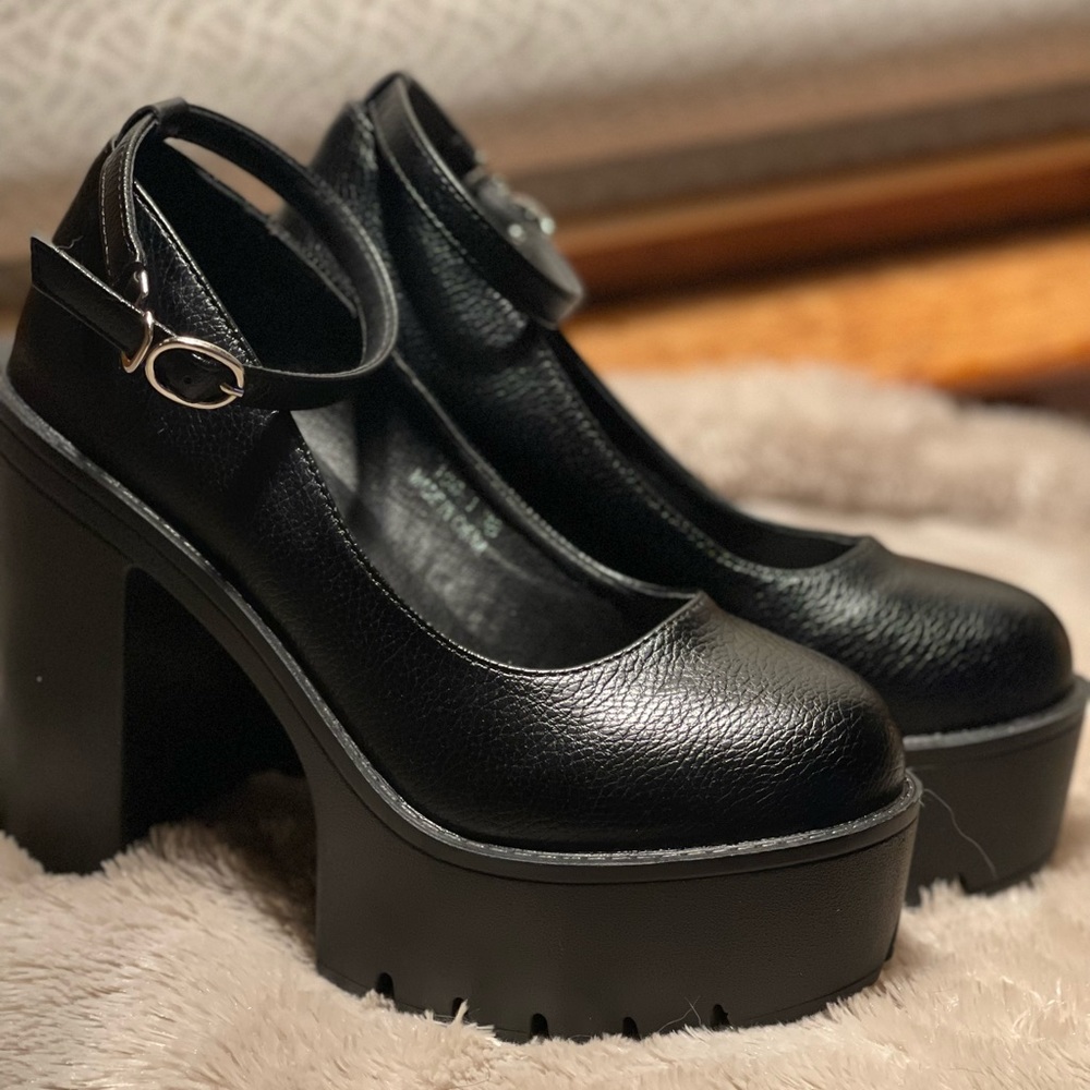 MdE Black Platform Shoes Size 8